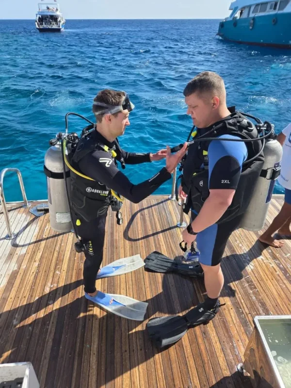 PADI Open Water Course Hurghada: Beginner divers practicing safety buddy check protocols with Diving Mentor in the Red Sea.