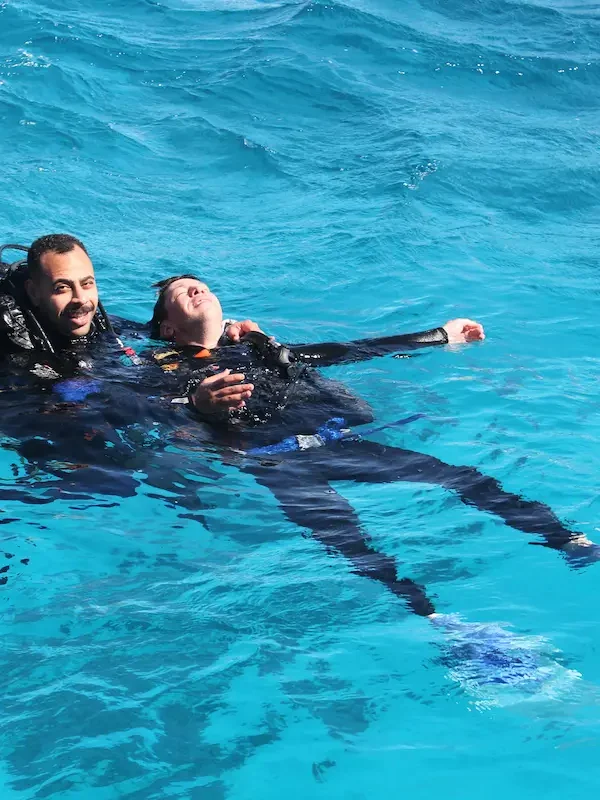 PADI Rescue Diver course Hurghada at Diving Mentor Instructor demonstrating in-water rescue breathing and unresponsive diver towing in the Red Sea.