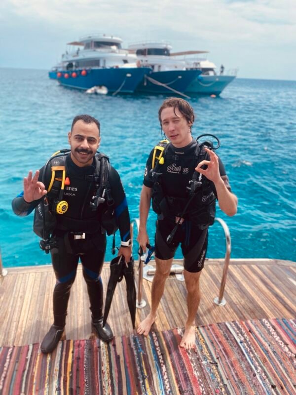 Tauchen in Hurghada mit Diving Mentor: Top-bewertete tägliche Tauchausflüge im Roten Meer mit PADI Tauchlehrern und zertifizierten Tauchern auf einem Luxusboot
