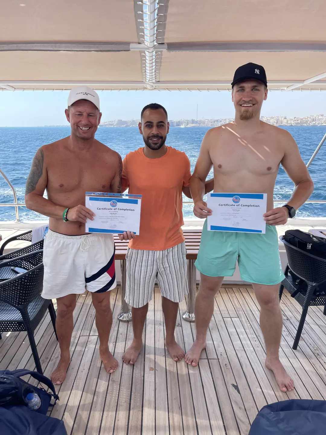 padi-advanced-open-water-course-hurghada-diving-mentor PADI Advanced Open Water Course in Hurghada - Happy students with their instructor on a diving boat, Red Sea