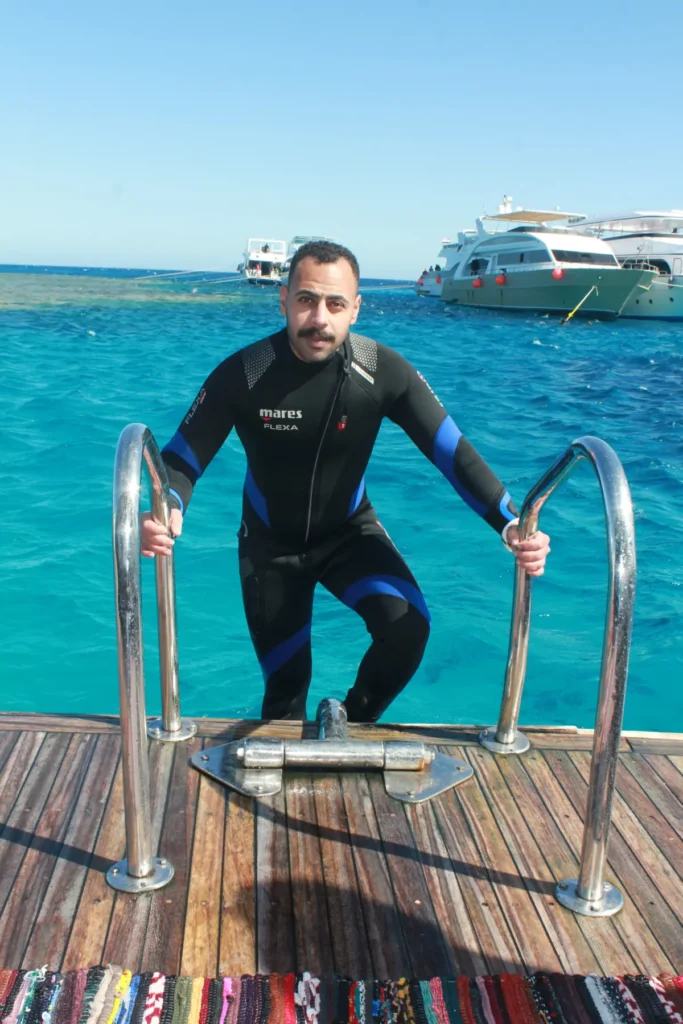Start your PADI Divemaster journey with Diving Mentor PADI Divemaster candidate studying diving physics with Diving Mentor in Hurghada.